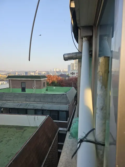 옥상 난간 아래 우수관 연결부 교체 전 낡은 배관
