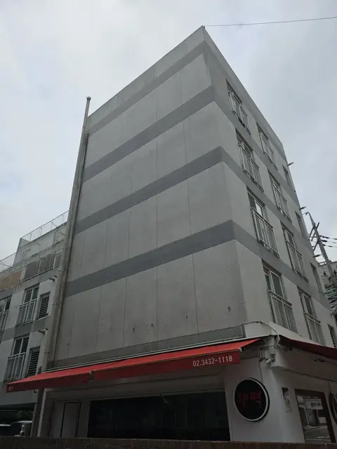 회색 패널 외벽 건물 우수관교체 전 정면