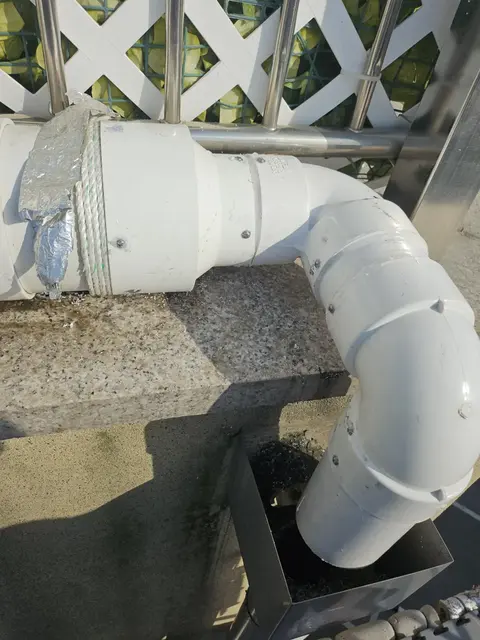흰색 PVC 우수관 연결부 수리 후 다시 이어진 배관