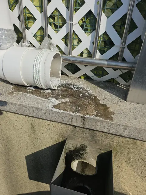 흰색 PVC 우수관 연결부 수리 전 어긋난 배관