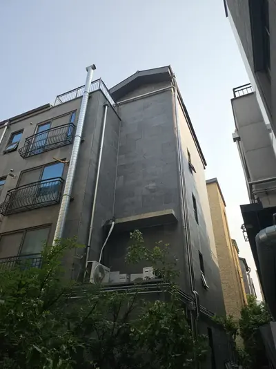 우수관시공 완료된 건물 외벽